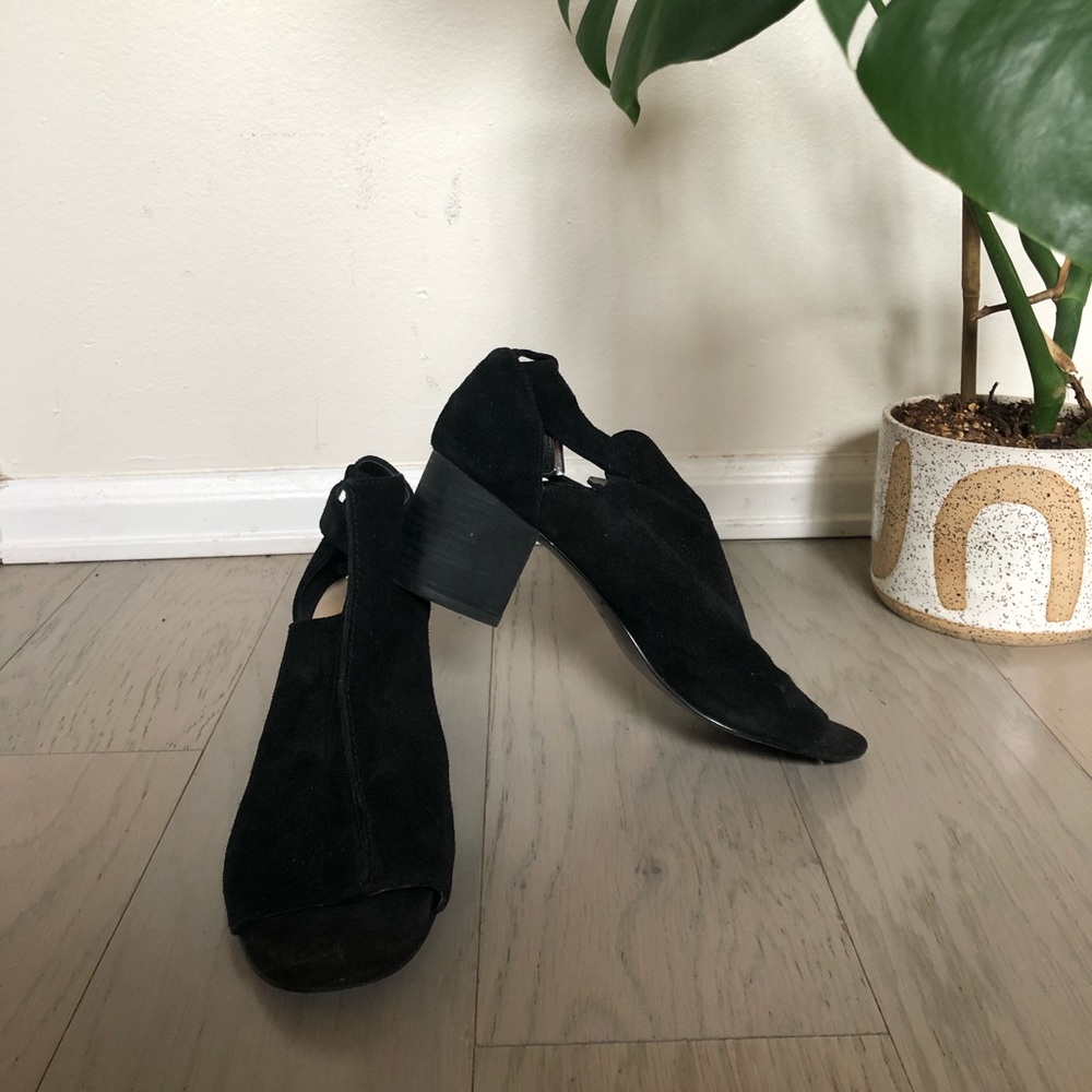 Black heeled shoes